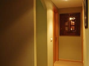 Distribuidor con puerta de madera
