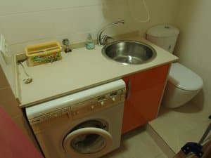 Aseo con lavadora, pila e inodoro