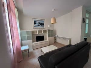 Salón con sofá y mesa baja