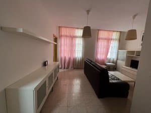 Salón alargado con aparador blanco
