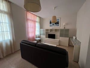 Salón con lámparas de techo y ventanas