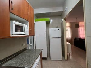 Cocina con microondas y dos frigoríficos