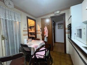 Cocina con mesa de comedor y microondas