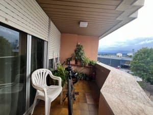 Terraza con silla y plantas con vistas a la montaña