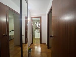 Pasillo con puertas a las habitaciones
