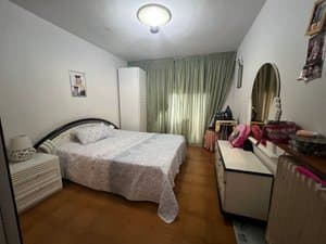 Dormitorio con cama de matrimonio y tocador