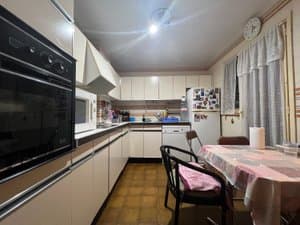 Cocina con horno, campana y frigorífico