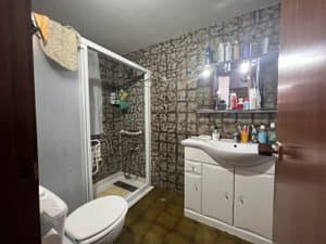 Baño con ducha y mueble de lavabo