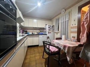 Cocina con mesa y ventana