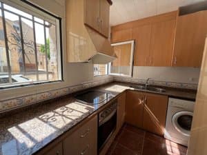 Cocina con encimera de granito y lavadora