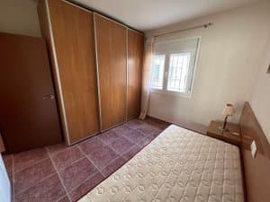 Dormitorio con armario empotrado y colchón