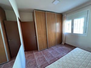 Dormitorio con armario de puertas correderas