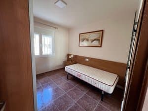 Dormitorio con cama y cabecero de madera
