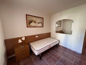 Dormitorio con cama, mesita y cuadro