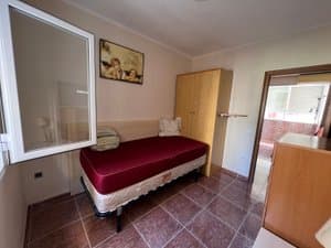Dormitorio con cama y armario
