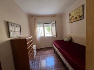 Dormitorio con cama y cómoda