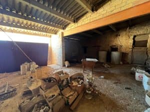 Garaje amplio con techo de madera y trastos