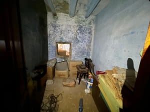 Estancia con paredes azules y muebles antiguos