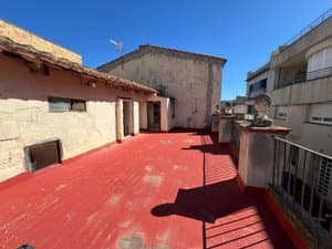 Terraza con suelo rojo y barandilla