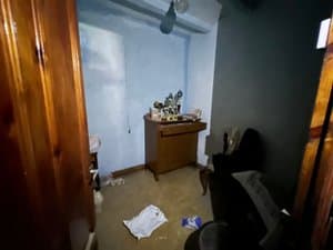 Estancia con mueble y puerta de madera