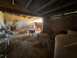 Almacén con cubierta de madera y leña