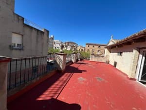 Terraza con barandilla y edificios vecinos