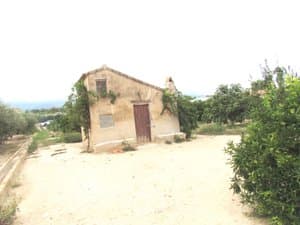 Casa de campo con puerta de madera