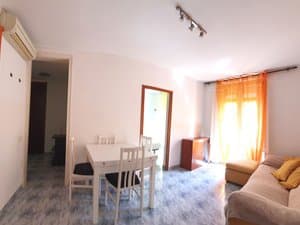 Salón comedor con mesa blanca y sofá