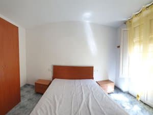 Dormitorio con cama de matrimonio y mesitas
