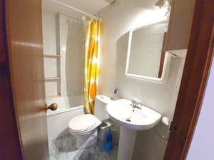 Baño con bañera, lavabo de pie e inodoro