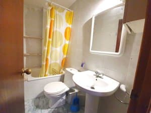 Baño con cortina de ducha y espejo