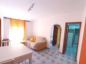 Salón con sofá y puerta en arco