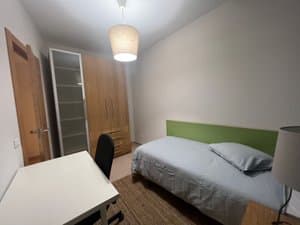 Habitación con cama, escritorio y armario