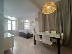 Sala de estar con mesa de comedor y sofá