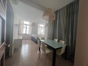 Comedor con mesa y sillas blancas