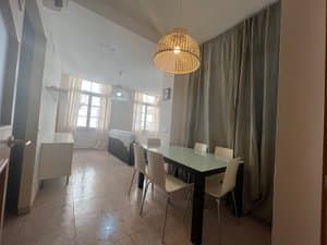Comedor con lámpara de mimbre