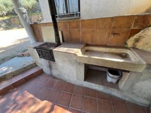 Fregadero de obra exterior junto a la casa