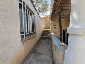 Paso lateral de la casa con escalones