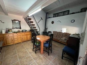 Comedor con mesa, sofá y escalera