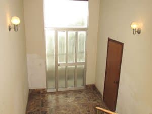Rellano con puerta acristalada