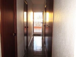 Pasillo con puertas de madera