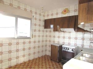 Cocina con cocina de gas y armarios