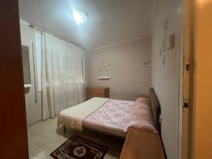 Dormitorio con cama de matrimonio y cortinas