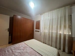 Dormitorio con armario de madera