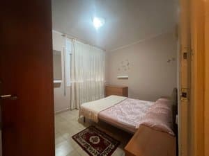 Dormitorio con cama visto desde la puerta