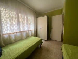 Dormitorio con camas individuales y armario