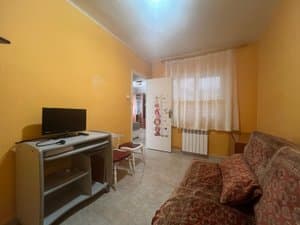 Sala de estar con sofá y escritorio