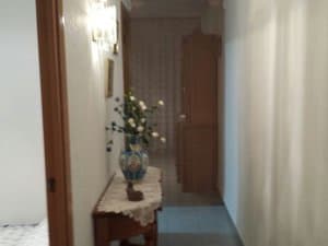 Pasillo con mueble auxiliar