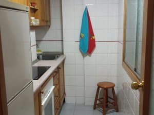Cocina con frigorífico, placa y horno