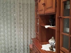 Mueble aparador de madera junto a la ventana